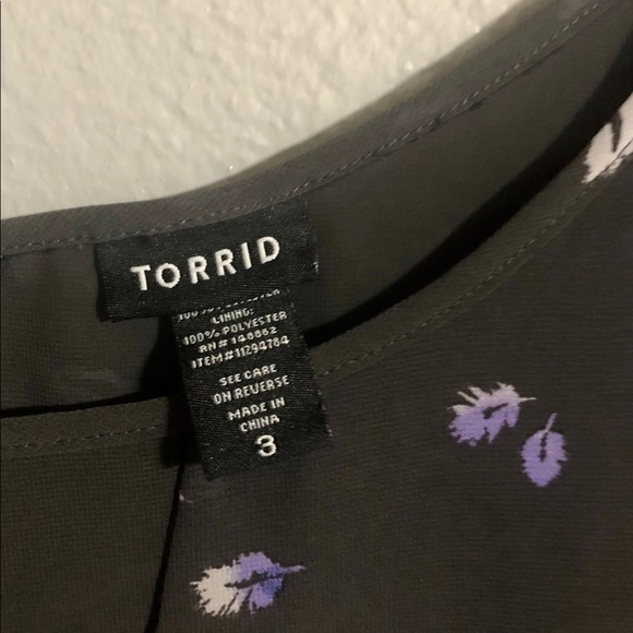 Gray Torrid Top with Feature Pattern - Picture 5 of 6